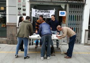 Numerosas personas han estampado su firma,