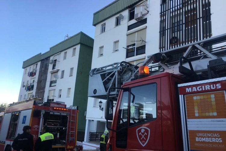 Un incendio en El Fuerte se salda con un hombre intoxicado por humo y con 45 personas desalojadas de un bloque de viviendas