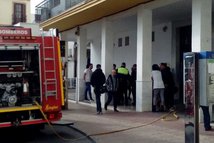 Una mujer mayor sufre una crisis nerviosa tras declararse un incendio en su cocina