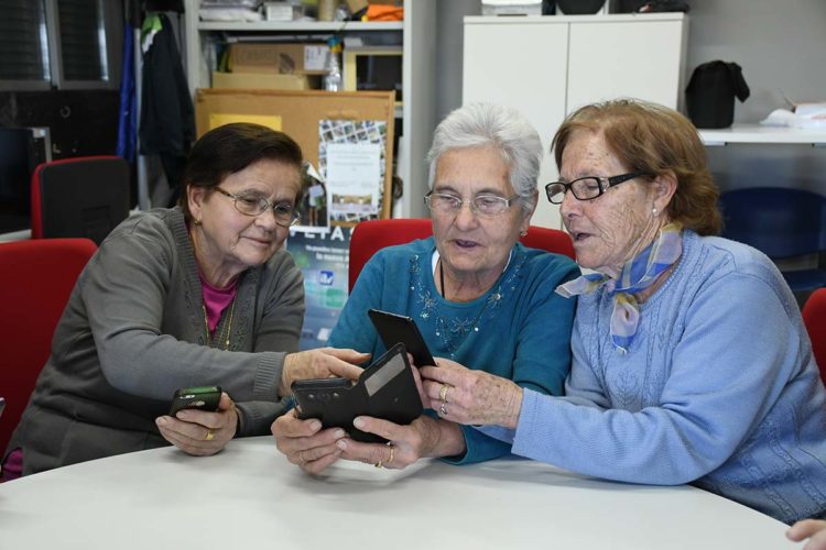 Los mayores de Genalguacil aprenden a utilizar los smartphones a través de un taller dirigido a ellos