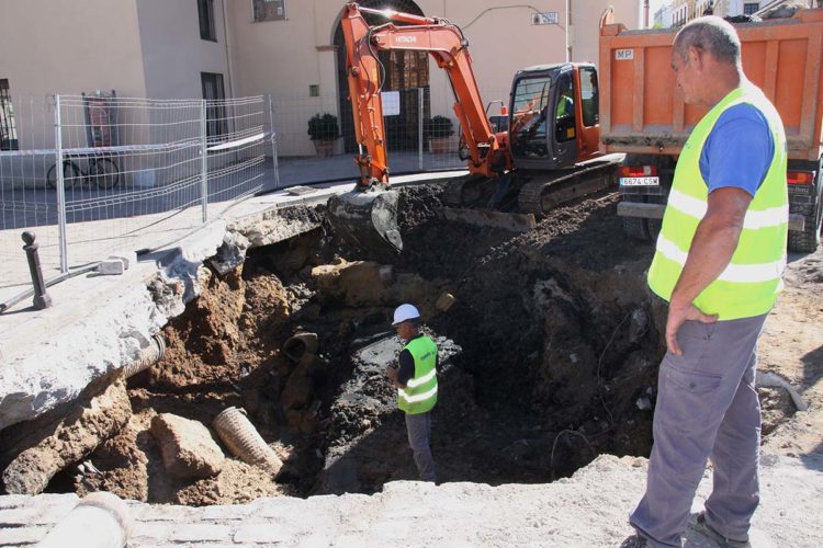 Cinco metros de profundidad, tuberías rotas y malos olores en las tripas del Puente Nuevo