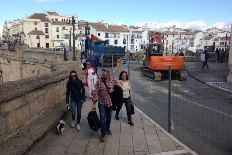 Atascos, retenciones y largas colas en la circunvalación y en el polígono en el primer día de corte del Puente Nuevo por las obras