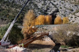 El puente ha sido colocado con una grúa de grandes dimensiones.