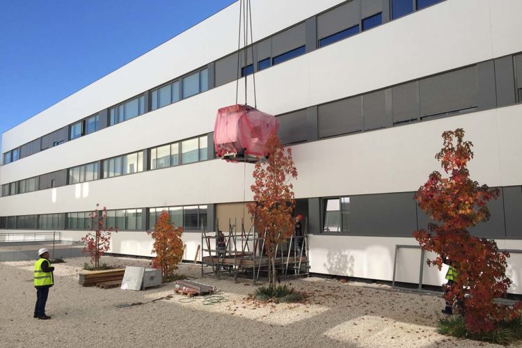 Comienza la instalación de la resonancia nuclear magnética en el Hospital de la Serranía