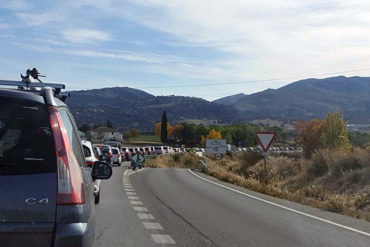 Decenas de conductores sufren prolongadas retenciones de tráfico en la circunvalación por obras de mejora en la calzada