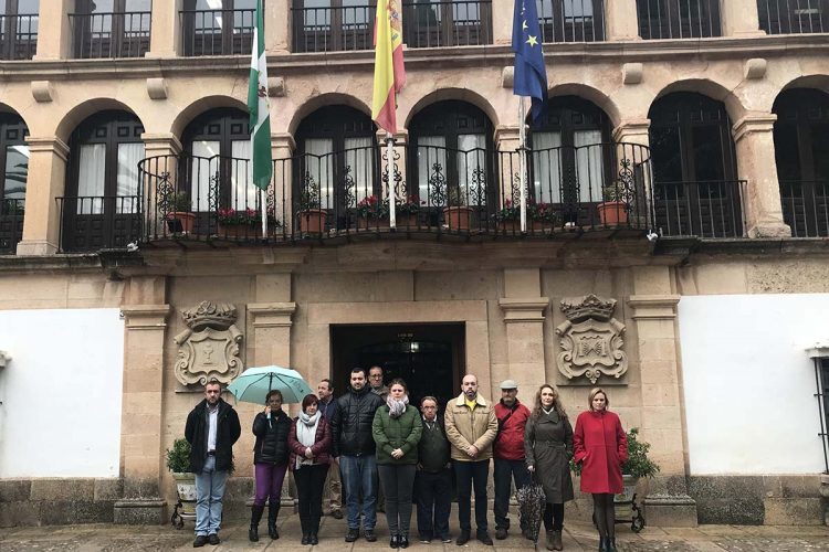 Concentración de repulsa en el Ayuntamiento tras los últimos crímenes del año por violencia de género