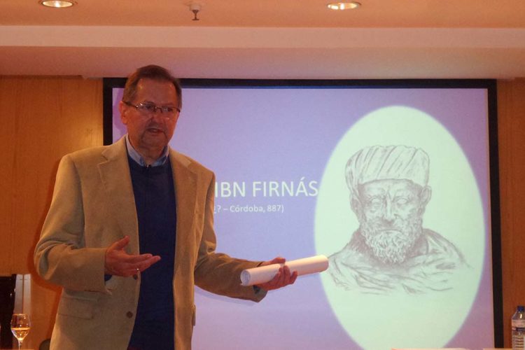 El escritor Antonio Acedo ofrece una conferencia sobre ‘Abbás Ibn Firnás. El Primer Aviador de la Historia’ en la Sala Cultural de El Corte Inglés de Málaga
