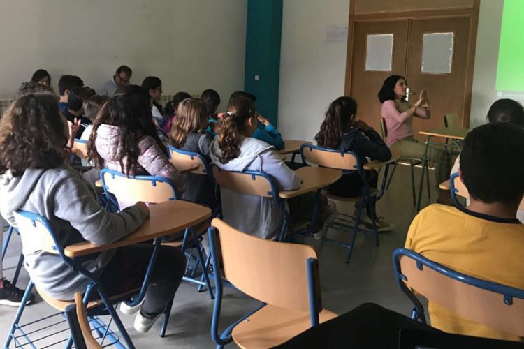El Área Sanitaria Serranía ofrece consejos sobre higiene postural a estudiantes del Valle del Genal