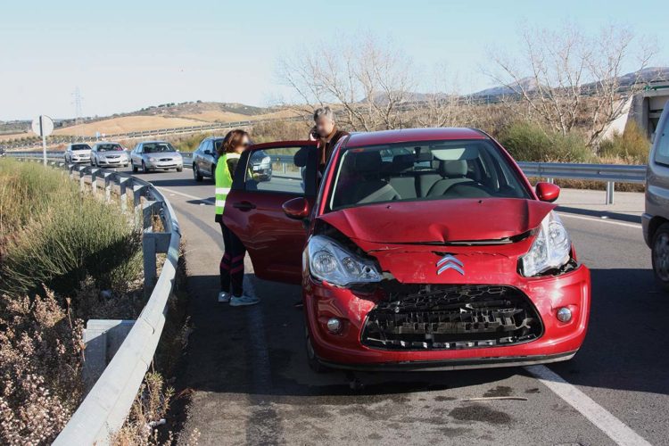 Nuevo accidente de tráfico en la circunvalación al colisionar dos turismos en una cola de vehículos