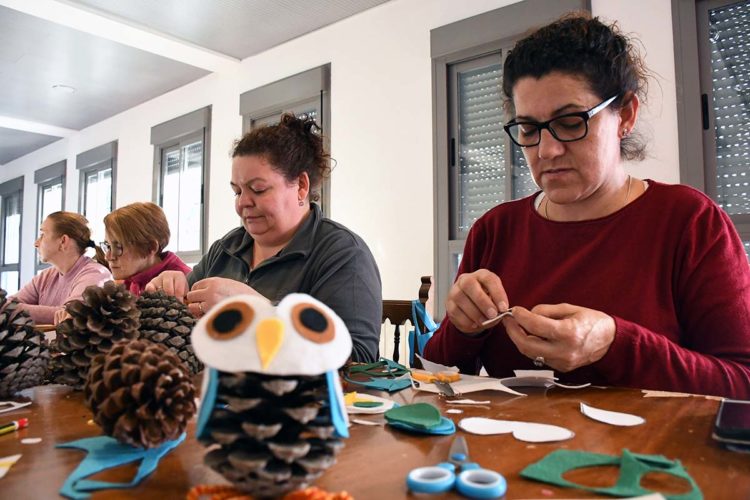 Vecinos de Genalguacil elaboran adornos navideños con sus propias manos en un taller organizado por el Ayuntamiento