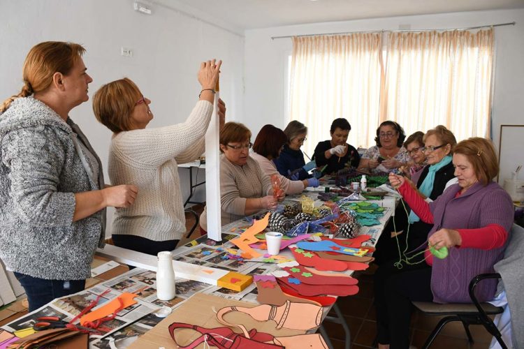 Vecinas de Jubrique confeccionan de forma artesanal adornos navideños con los que se decorará el pueblo