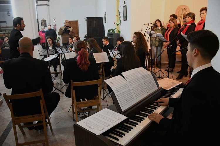 El Coro Romeros del Rosario y la Escuela de Música de Algatocín ofrecen su primera actuación conjunta