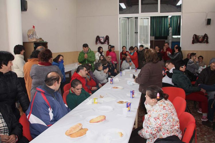 La Asociación de Vecinos de la UVA ofrece su tradicional desayuno navideño a 70 usuarios de Asprodisis