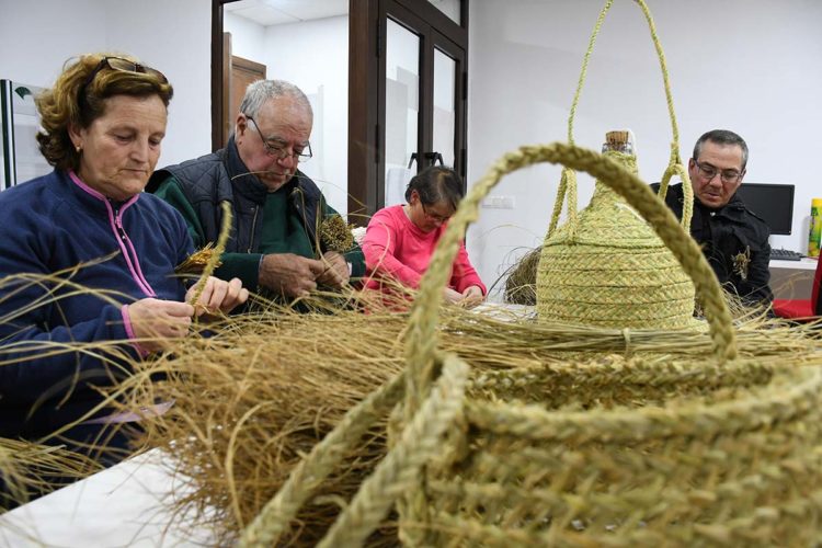 Parauta pone en marcha su tercera temporada del taller de esparto en el que participan quince alumnos