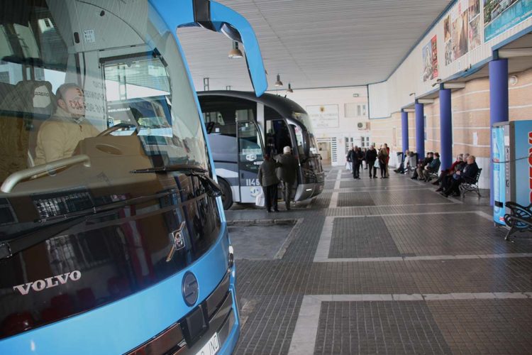 Padres y madres del Instituto Martín Rivero reclaman autobuses para poder trasladar a los alumnos a las clases