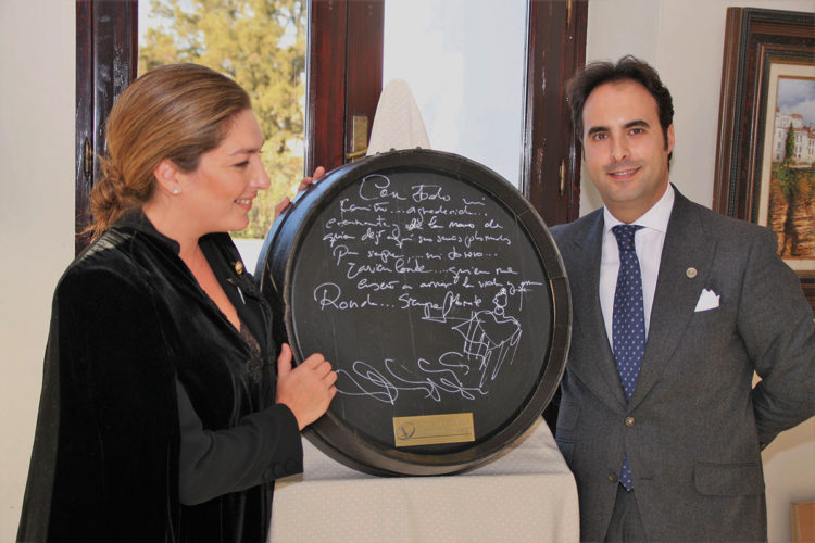 Estrella Morente recoge en el almuerzo de Navidad de la Peña El Catite el galardón ‘Catite de Oro’