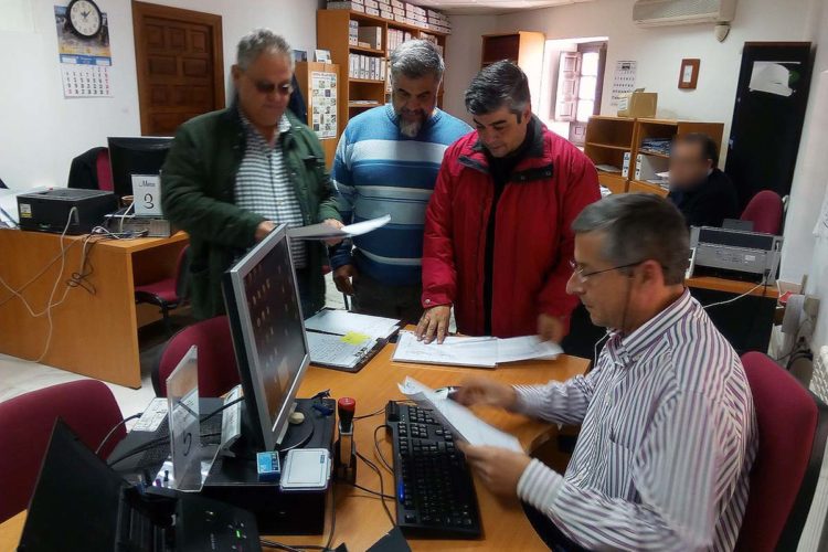 La Plataforma presenta en el Ayuntamiento 5.000 firmas de rondeños que están en contra del corte del Puente Nuevo