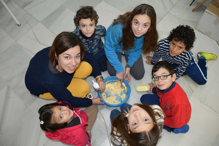 Niños y niñas de Genalguacil realizan galletas navideñas con sus propias manos