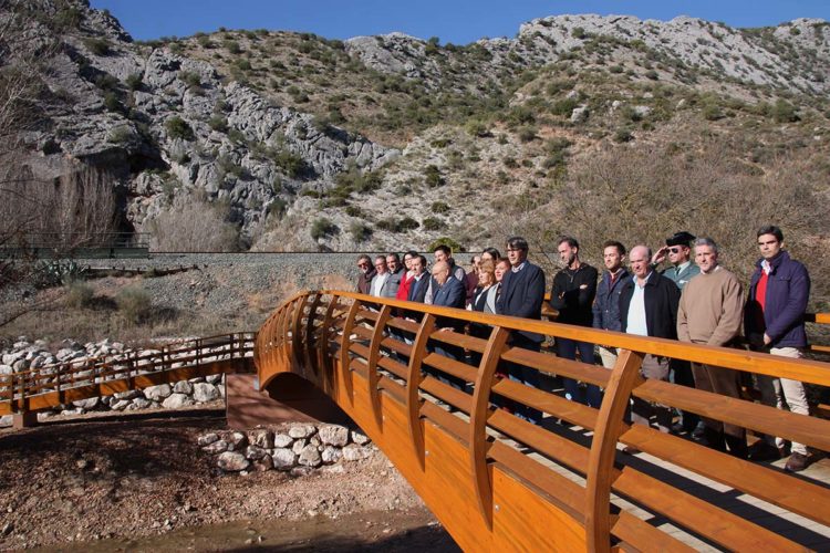 Ambiente festivo en la inauguración del nuevo puente de acceso a la Cueva del Gato
