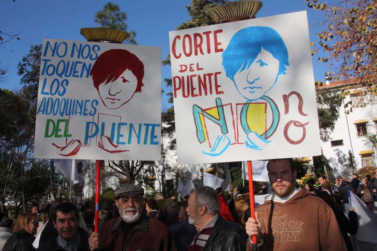 Indignación en la Plataforma del Puente tras la respuesta del Tripartito: «Si hace falta nos manifestaremos todos los meses»