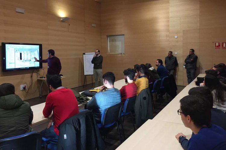 Alumnos del Grado de Ingeniería de la Salud de la Universidad de Málaga conocen de cerca las instalaciones del nuevo Hospital