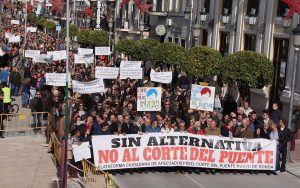 Más de 3.000 rondeños han participado en la manifestación, según la organización.