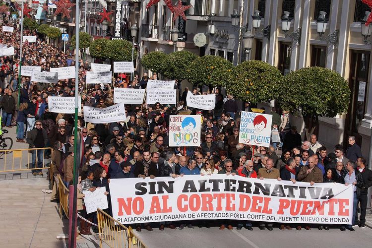 Más de 3.000 rondeños reclaman en las calles «¡No al corte  del Puente, sin alternativas!»