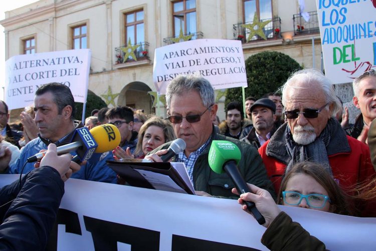 La Plataforma de Afectados por el Corte del Puente muestra su apoyo a Antonio Palma y acusa a la alcaldesa de «falta de actitud democrática»