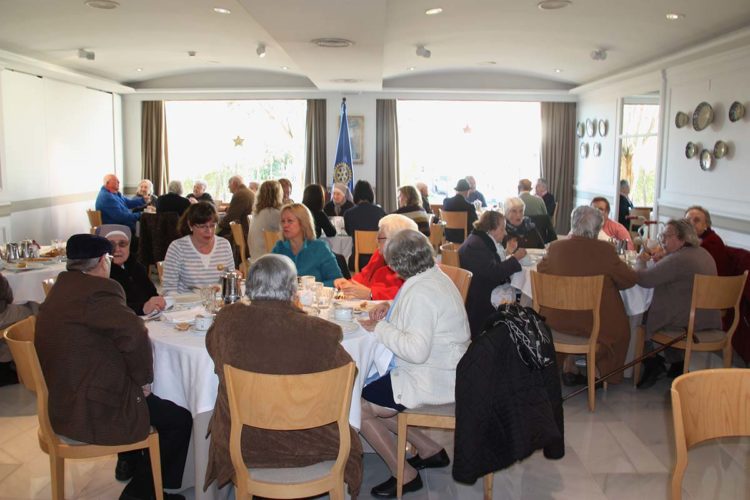 El Club Rotario de Ronda dedica una merienda navideña a las personas mayores de la Residencia de las Hermanitas de los Pobres