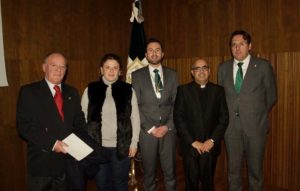 La alcaldesa, junto a responsables educativos, de las hermandades y religiosos.