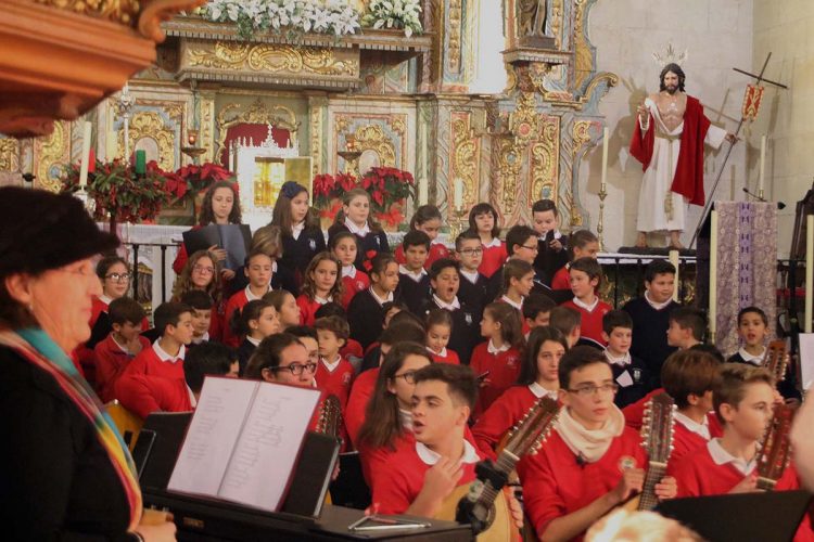 Los alumnos y profesores del colegio Fernando de los Ríos traen la Navidad al barrio de San Francisco