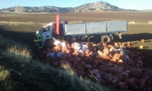 El camión transportaba material de obras.