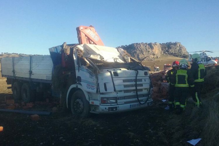 El conductor de un camión resulta herido cerca de Cuevas del Becerro al salirse su vehículo de la calzada