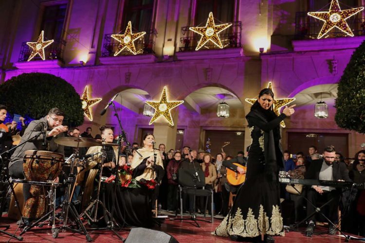 Ronda entra en la Navidad con el nombramiento de los Reyes Magos, el encendido del alumbrado y una zambomba flamenca