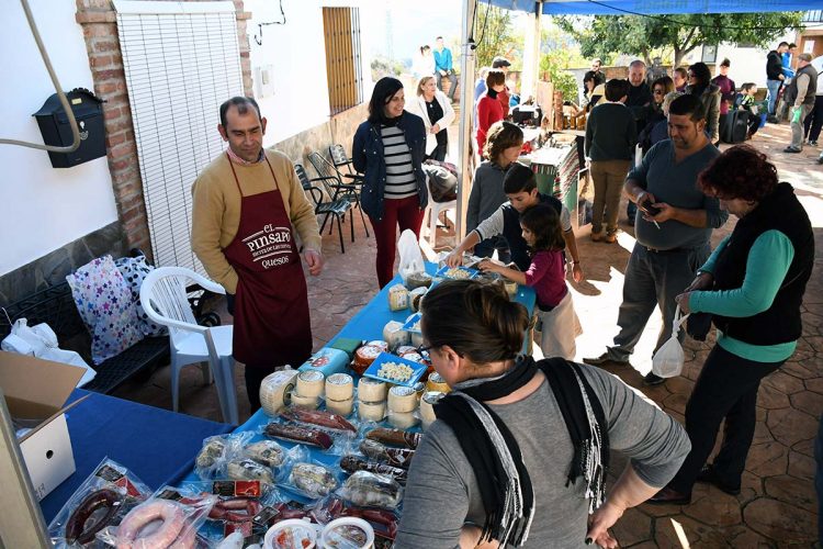 Alpandeire celebró con gran participación de empresas y de público su mercadillo navideño