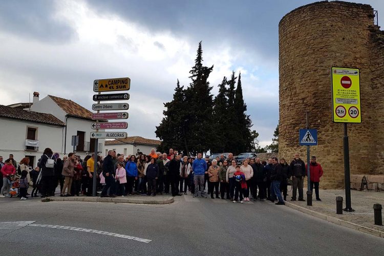 Unos 200 vecinos de la zona sur de Ronda colapsan el tráfico en la Puerta de Almocábar