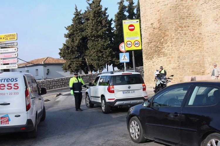 Desconcierto, indignación y retenciones en las primeras horas del corte del Puente Nuevo impuesto por el Tripartito