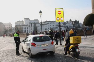 Control de la Policía Local en el Puente Nuevo.