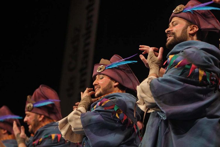 El jurado del Carnaval de Cádiz deja fuera de cuartos a la comparsa ‘Los encantadores’ a pesar de su magnífica puesta en escena