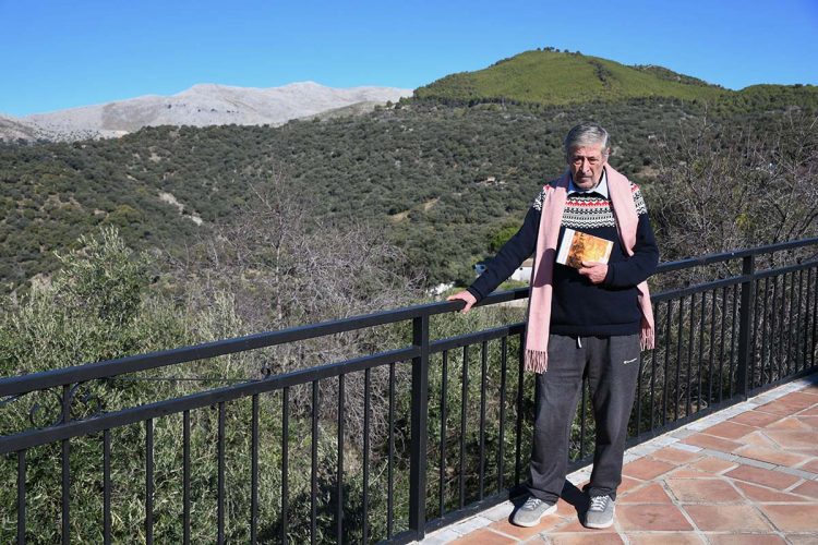 El escritor farajeño José Barragán ha presentado su último libro de poesías ‘Colores de otoño’
