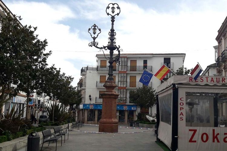 La centenaria farola de la plaza de Carmen de Abela es víctima del temporal de viento que ha recorrido Ronda