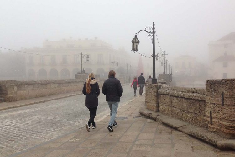 Una intensa capa de niebla cubre Ronda en una semana en la que se registrarán lluvias e incluso una posible nevada