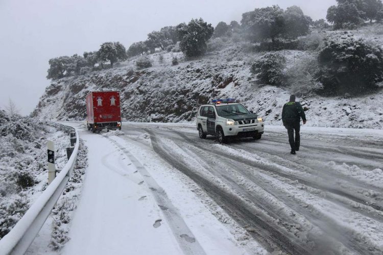 Cortadas al tráfico por la nieve las carreteras A-397 Ronda San Pedro y A-366 Ronda-El Burgo