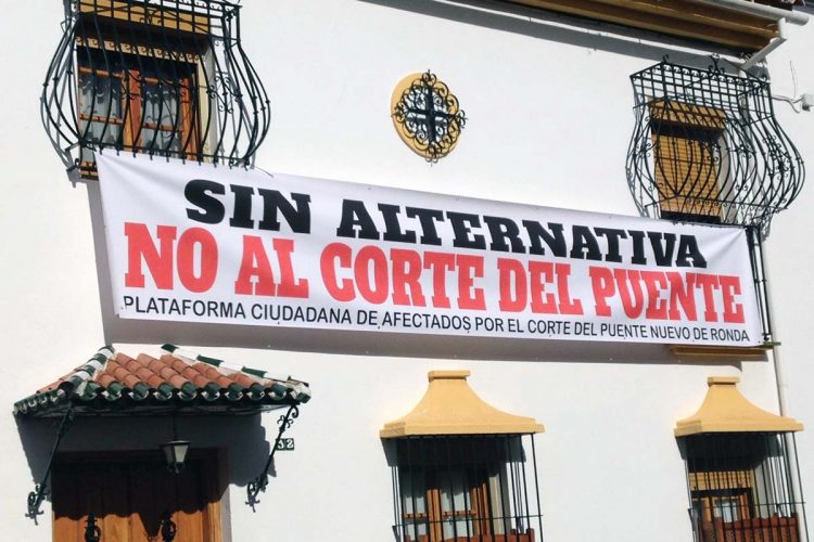 San Francisco recibe con una gran pancarta contra el corte del Puente Nuevo al Tripartito en su primera visita a la barriada