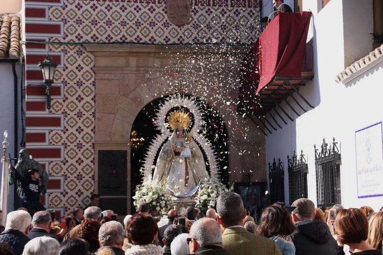 La Virgen de la Paz, Patrona de Ronda, regresa a su santuario bajo una lluvia de pétalos de rosas