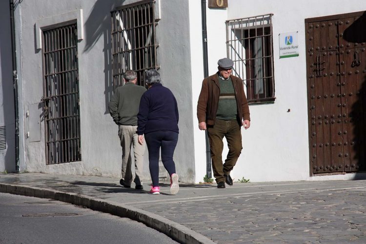 El colectivo de personas mayores reclama su derecho a circular libremente por el Puente Nuevo basándose en una Ley de Protección a la Vejez de la Junta