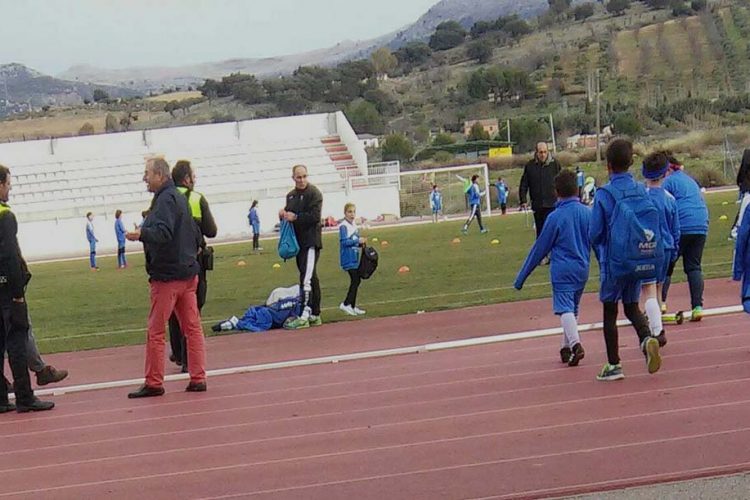 La Concejalía de Deportes envía a la Policía Local a expulsar a más de 130 niños de la cantera del CD Ronda del césped de la ciudad deportiva