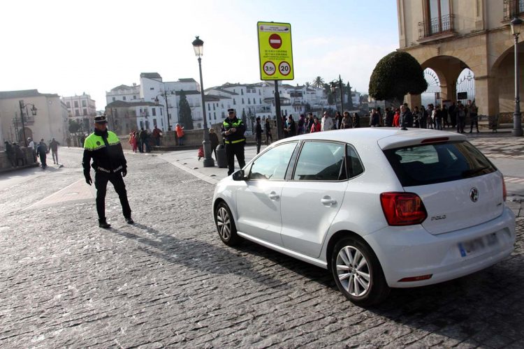 Agentes de la Policía Local alertan que las señales que restringen el paso por el Puente Nuevo no cumplen con la normativa de tráfico