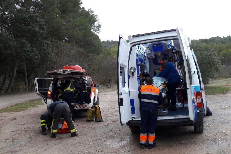 Rescatan a un senderista en El Burgo que se fracturó la cadera al resbalar por la nieve en el descenso de una ladera