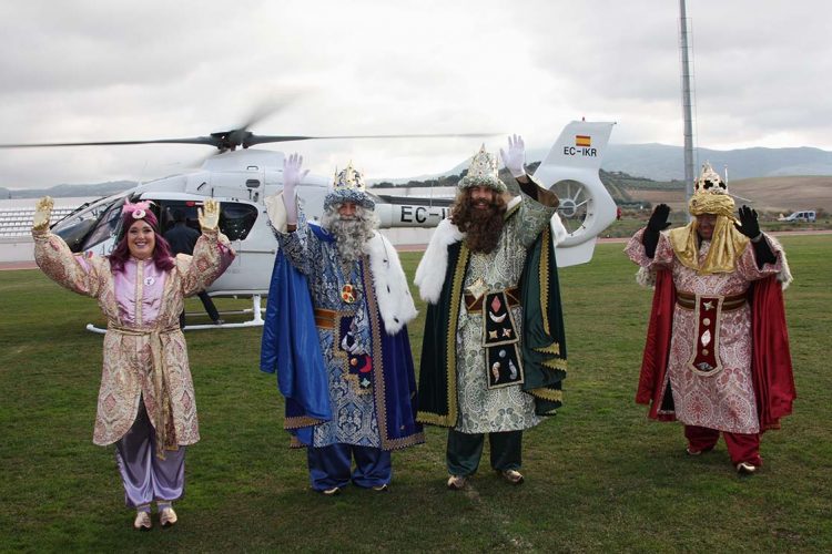 Melchor, Gaspar y Baltasar entran en Ronda en helicóptero y reparten ilusión entre los numerosos niños y niñas que los han recibido